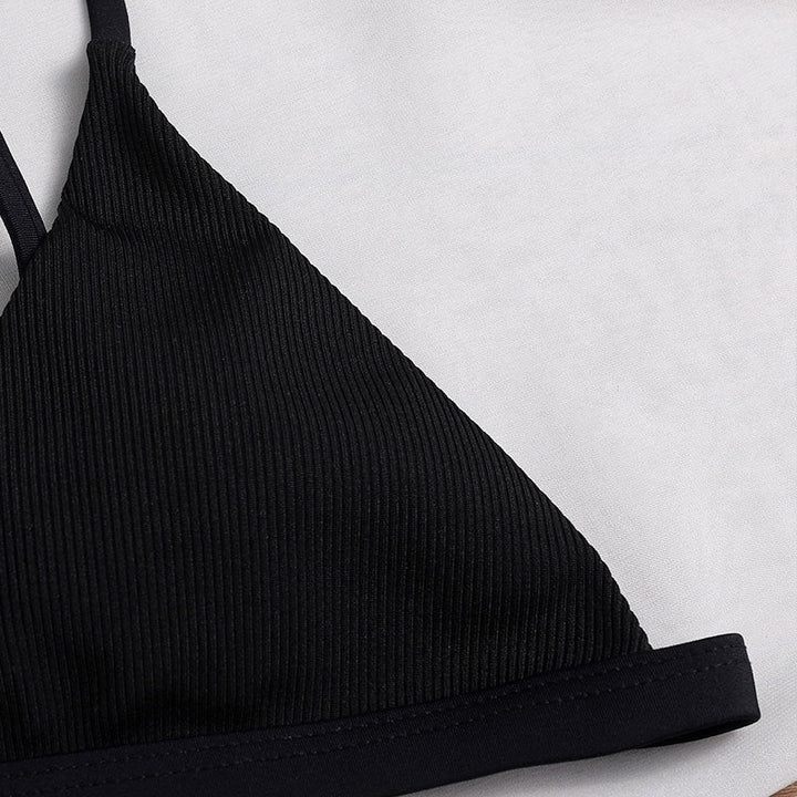 Elegant svart bikinitopp med triangeldesign. Dam badkläder för strand och pool, erbjuder bekväm passform.