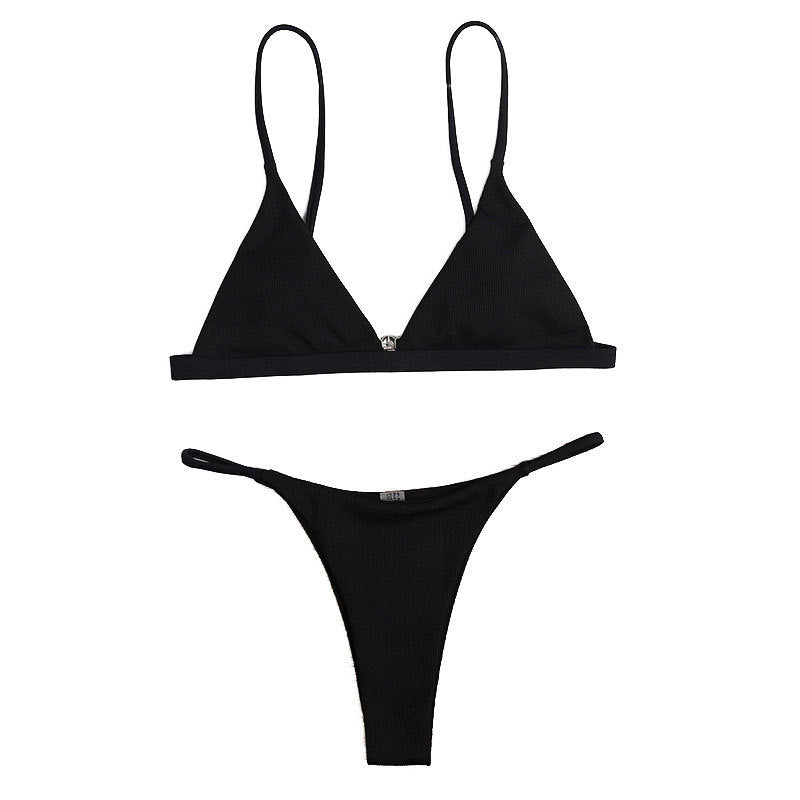 Dam triangel bikinitopp i svart med justerbara band. Smickrande badkläder för sommar, strand och pool.
