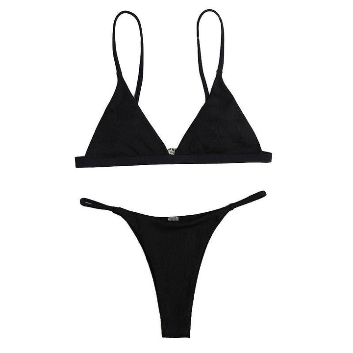 Dam triangel bikinitopp i svart med justerbara band. Smickrande badkläder för sommar, strand och pool.