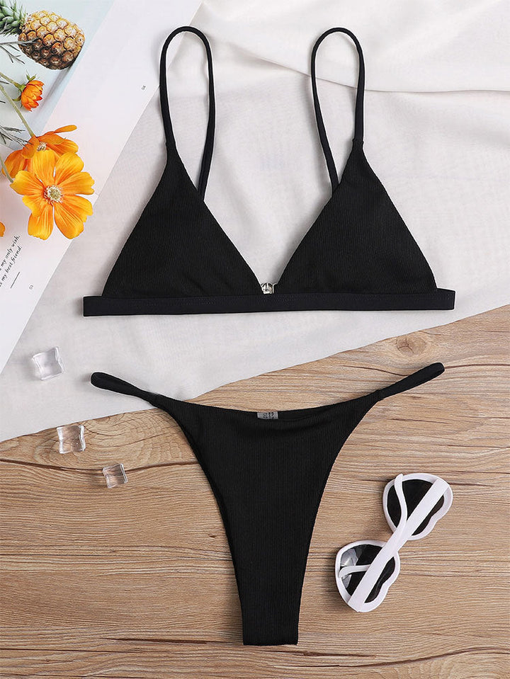 Trendig svart damtriangel bikinitopp. Mångsidiga badkläder för sommarsemester och en snygg strandlook.