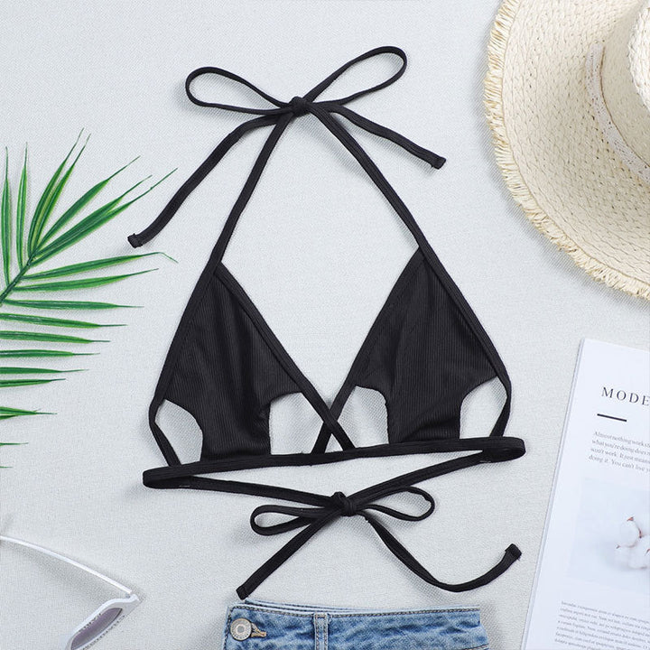 Trendig högskuren svart triangelbikini för kvinna, justerbara detaljer för sommar och strandmode.