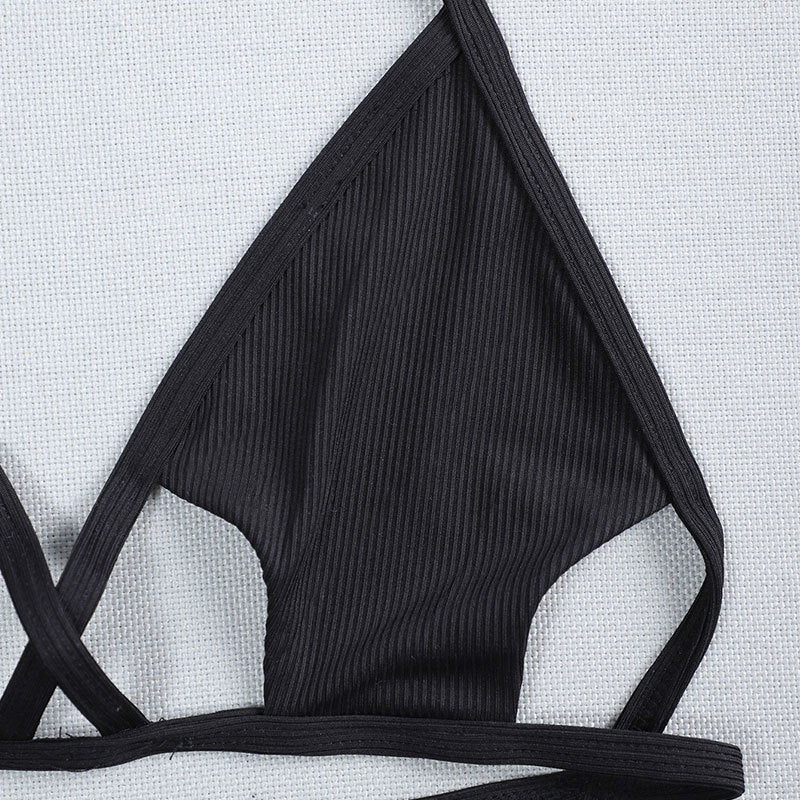 Justerbar svart triangelbikini för dam med trendig skärning, perfekt strandmode för sommaren.