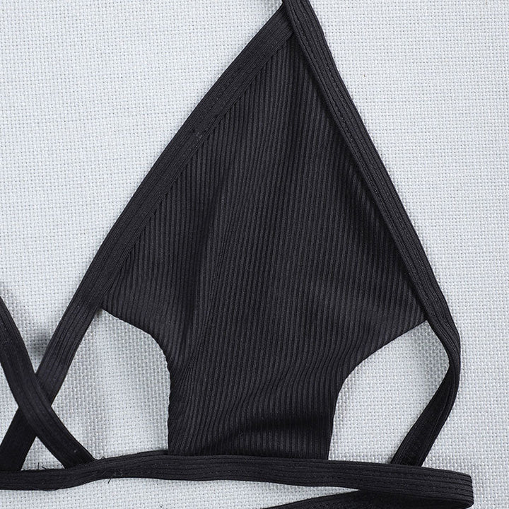 Justerbar svart triangelbikini för dam med trendig skärning, perfekt strandmode för sommaren.