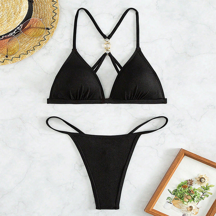 Elegant svart damtriangelbikini med justerbar passform. Stilrena badkläder för strandmode och varma sommardagar.