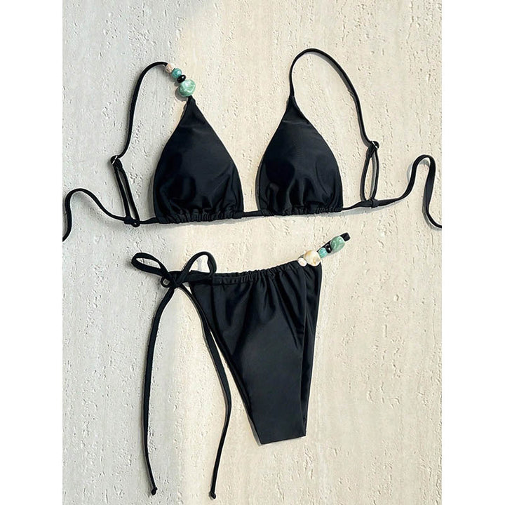 Damtriangelbikini i svart med glittrande smyckedetaljer på axelbanden, lyxiga badkläder.
