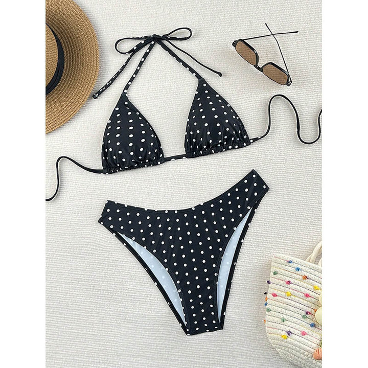 Svart triangelbikini för dam, med elegant hög benskärning. Perfekta badkläder för poolen.