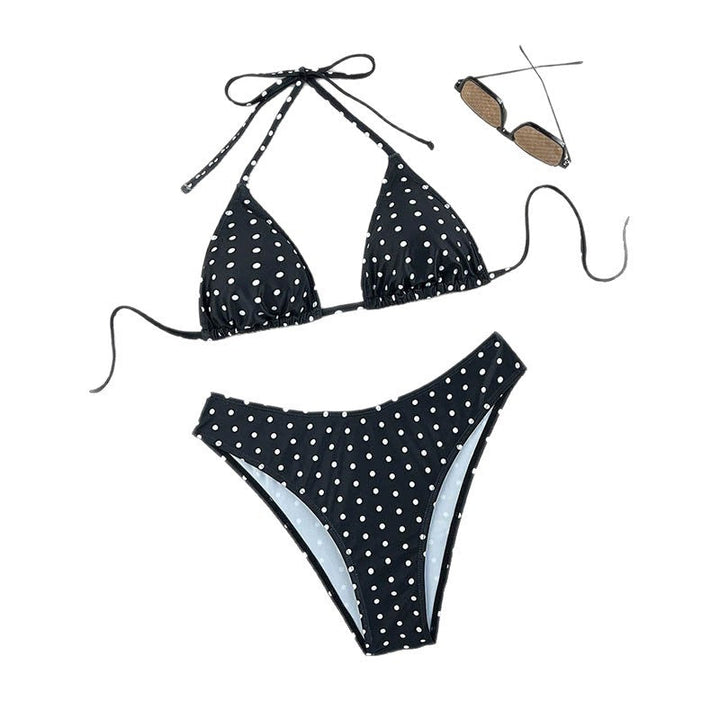 Elastisk damtriangelbikini med hög benskärning. Bekväma badkläder för simning och sol.