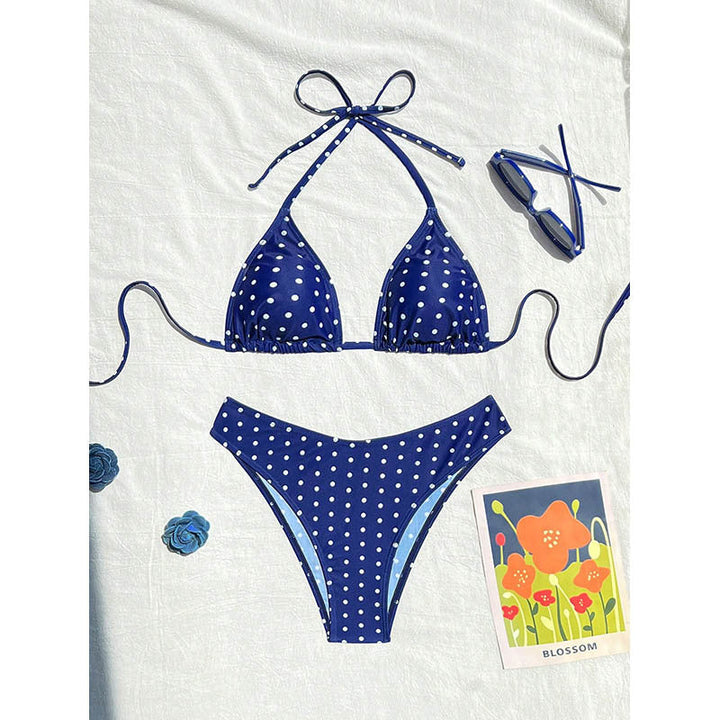 Bikinitrosa för dam med hög benskärning, visar passform och design. Perfekt för strand.