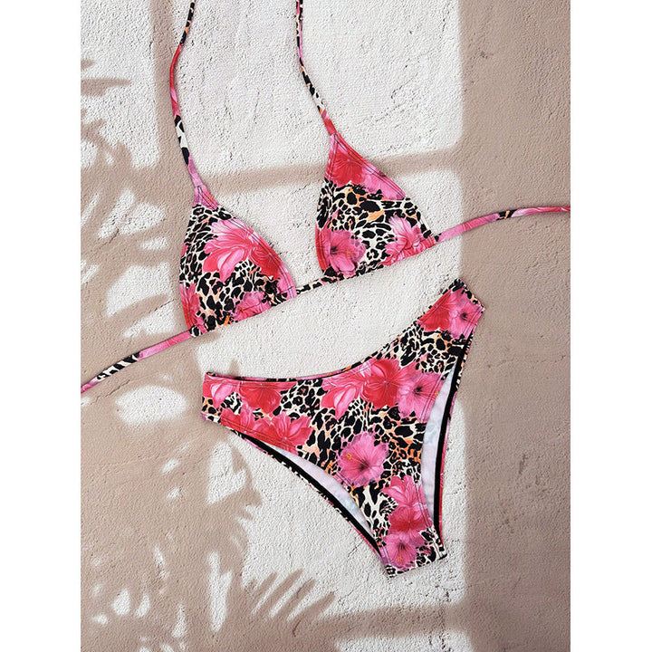 Sportig damtriangelbikini med hög benskärning, utmärkt för bad och aktiv simning i sommar.