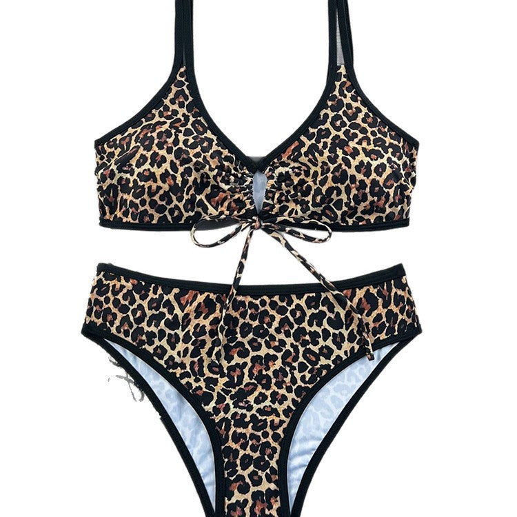 Damtriangelbikini i svart med hög midja och elegant design, sommarbadkläder för en chic look.