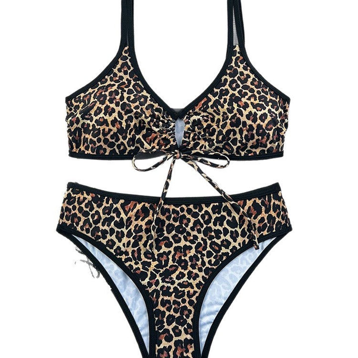 Damtriangelbikini i svart med hög midja och elegant design, sommarbadkläder för en chic look.