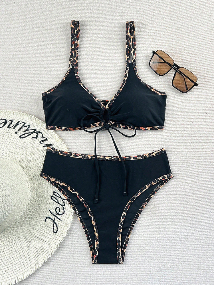 Trendig triangelbikini dam med hög midja, perfekta strandkläder för en fashionabel sommar.