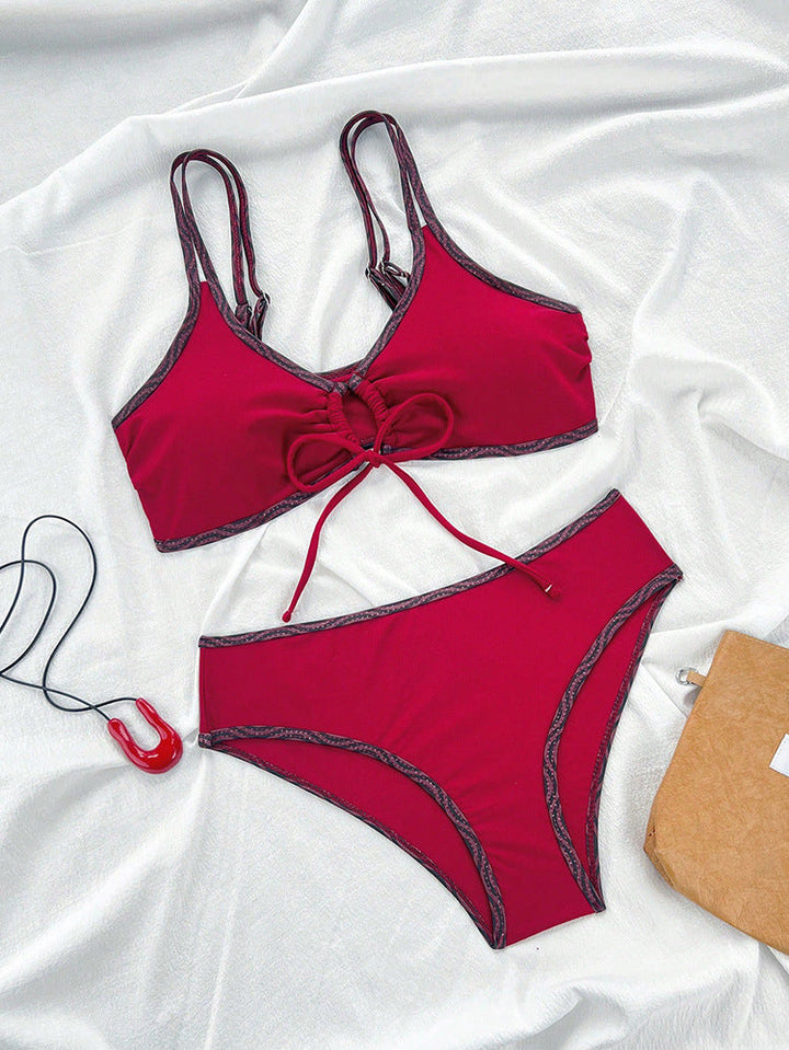 Högmidjad triangelbikini för dam, eleganta badkläder i bordeaux, idealisk för simning och sol.