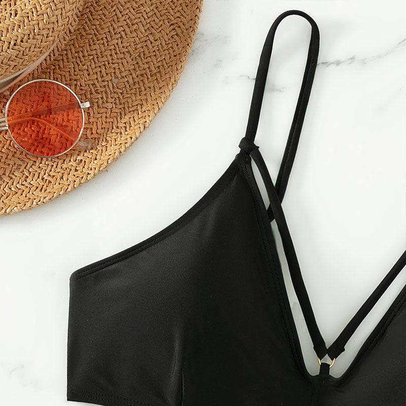 Elegant svart triangelbikini för dam, badkläder idealiska för sommar och strandmode.