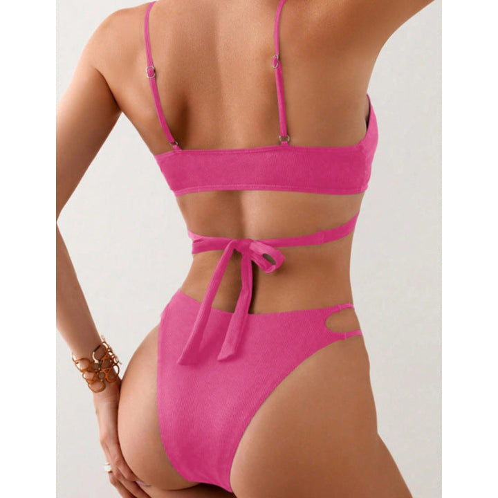 Sexig grön bikini med triangeltopp, omlottdetalj & cut-outs. Bekväma & justerbara badkläder för dam.
