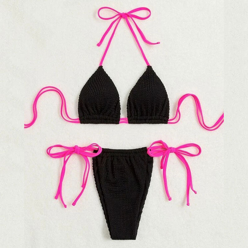 Elegant svart triangelbikini med trendig textur. Perfekt badmode för soliga dagar vid stranden eller poolen.