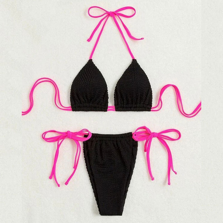 Elegant svart triangelbikini med trendig textur. Perfekt badmode för soliga dagar vid stranden eller poolen.