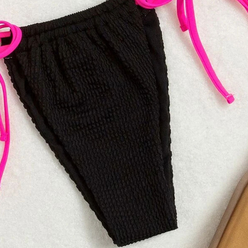 Modern svart triangelbikini med unik textur och justerbara axelband. Stilren för kvinnor vid poolen eller stranden.