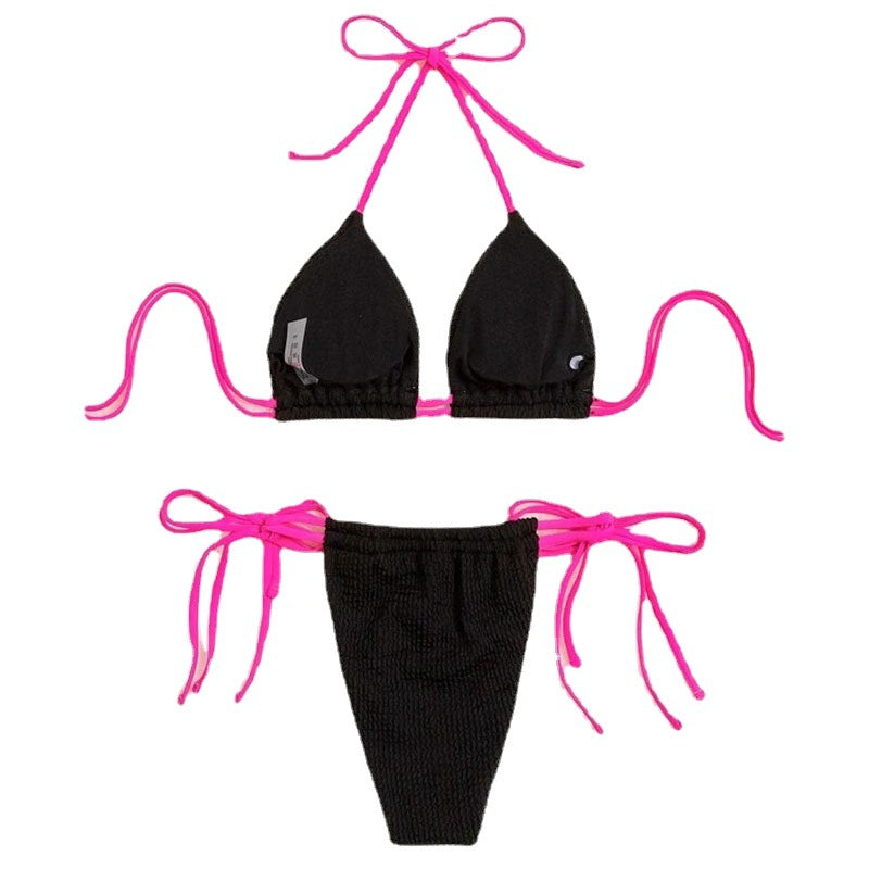 Svart triangelbikini för damer, med justerbara band och trendig textur. Idealisk badkläder för sommarens äventyr.