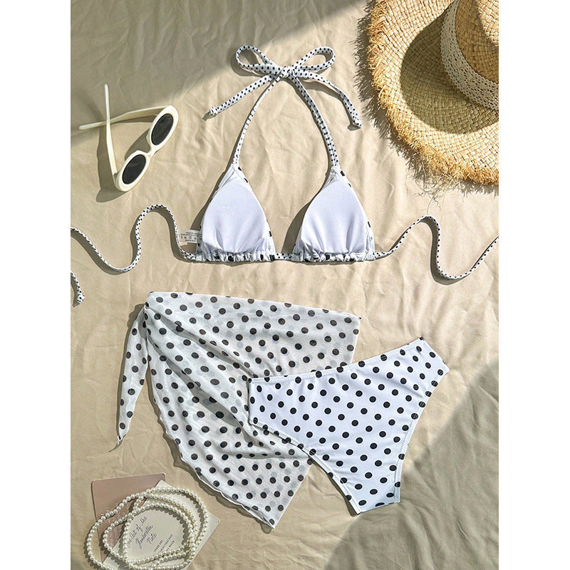 Detaljbild: Dam triangelbikini-topp i svart med vita prickar. Justerbara band för perfekt passform.