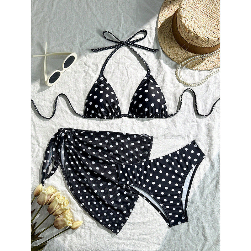 Heltäckande bild av dam triangelbikini med prickmönster & matchande cover-up. Stilrena strandkläder.