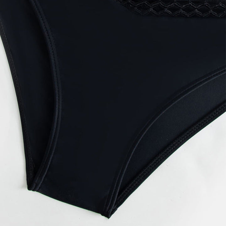 Trendigt svart dam-bikiniset med triangeltopp och hög skärning, idealiskt för strandmode och poolkläder i sommar.