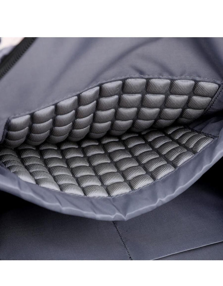 Funktionell beige ryggsäck, vattentät och unisex, med skyddat laptopfack för alla behov.