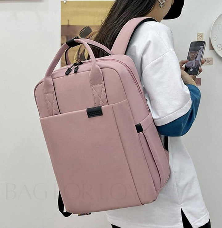 Beige unisex ryggsäck för laptop, vattentät och robust, designad för arbete och fritid.