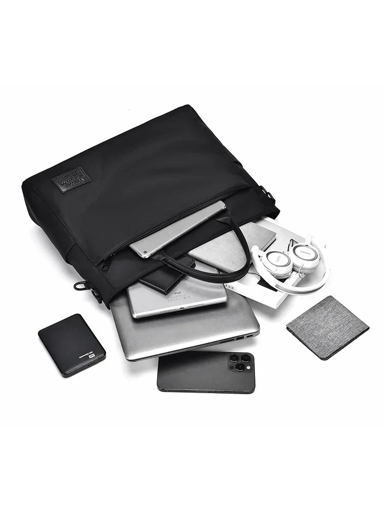 Stilren svart datorväska, vattentät och unisex. En elegant axelväska som skyddar din laptop för en professionell look.