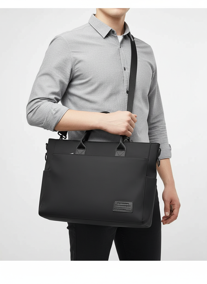 Unisex svart laptopväska, vattentät och stilren. Perfekt som datorväska eller kontorsväska för daglig användning.