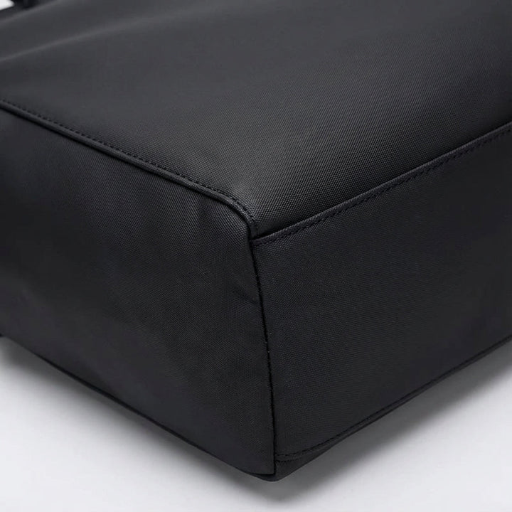 Stilren unisex axelväska för laptop, ergonomisk design för bekväm pendling och affärsresor.