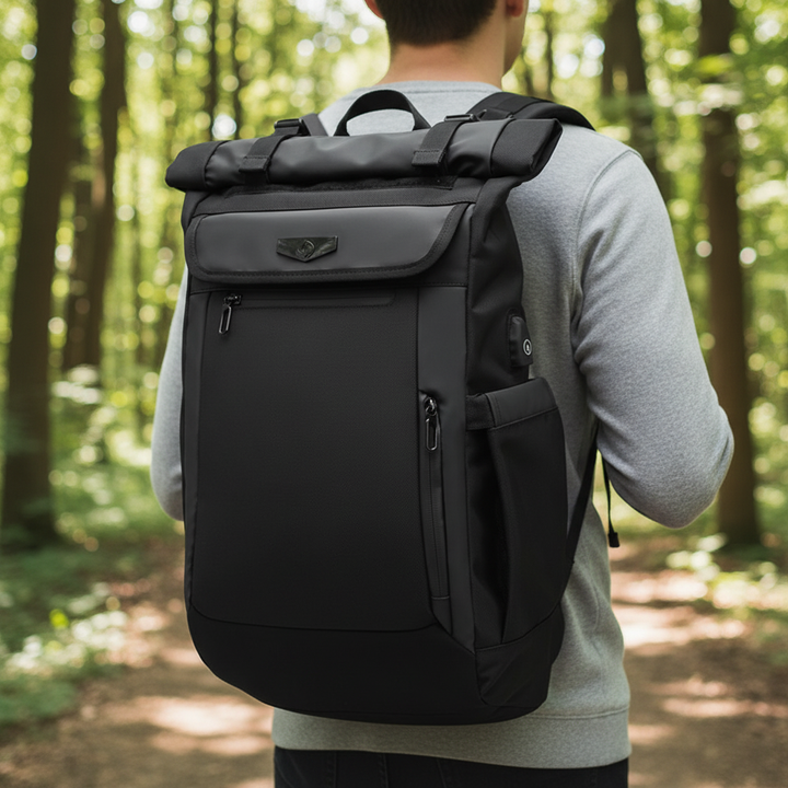 Svart vattentät 50L reseryggsäck med laptopfack, perfekt för äventyr, pendling och arbete. Ergonomisk unisex-design.