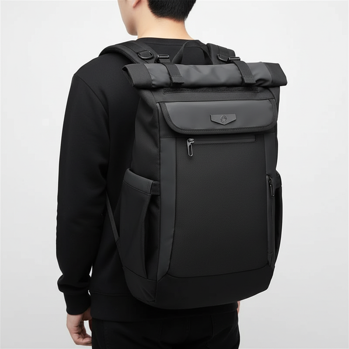 Mångsidig svart 50L vattentät ryggsäck för resa, skola och arbete. Ergonomisk design med rymligt huvudfack.