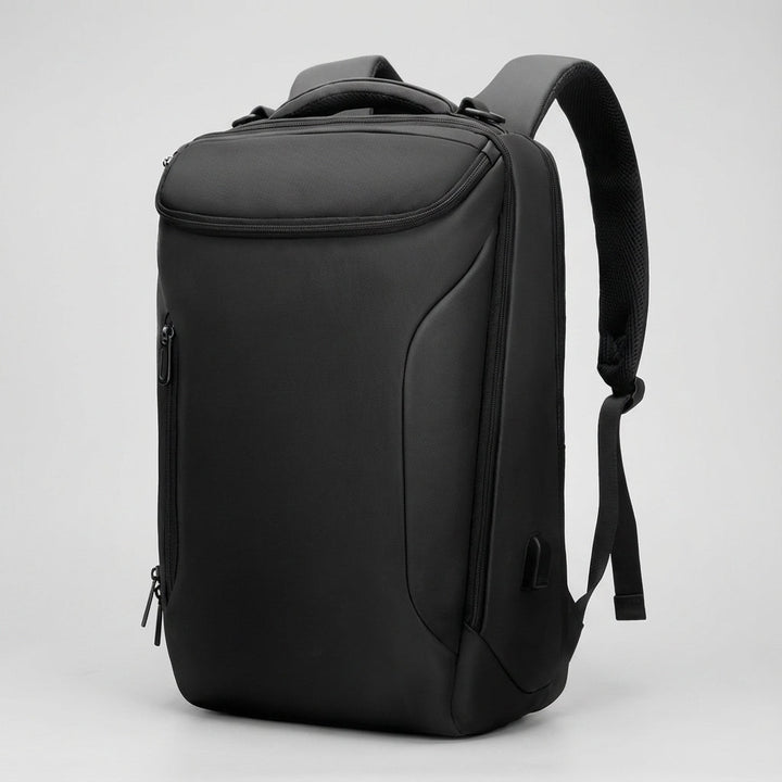 Organiserad CarrySure reseryggsäck i svart, vattentät med stort laptopfack. Idealisk för herr & dam.
