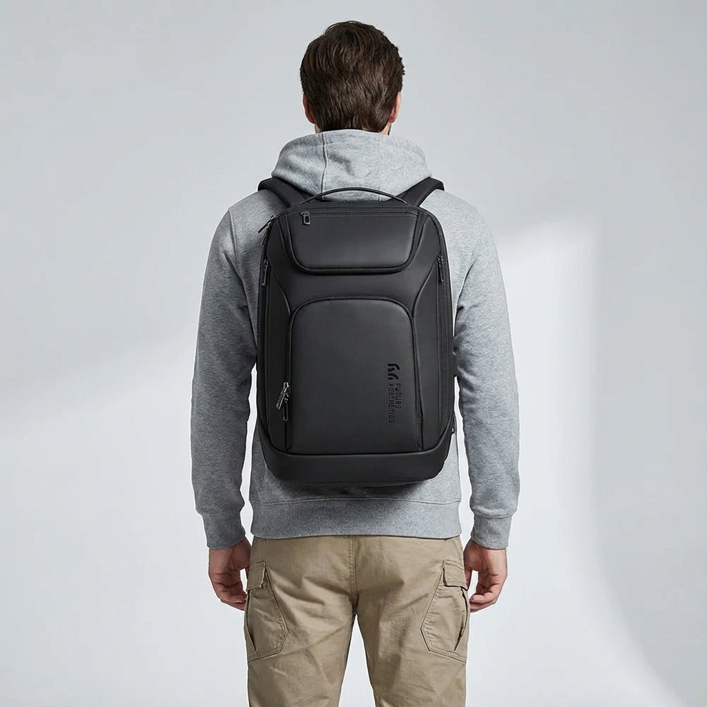 Modern unisex ryggsäck ChargeRover, vattentät design för jobb och studier. Optimerad för 17-tums laptop.