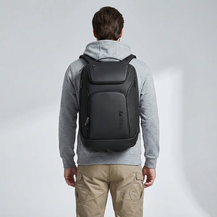 Modern unisex ryggsäck ChargeRover, vattentät design för jobb och studier. Optimerad för 17-tums laptop.