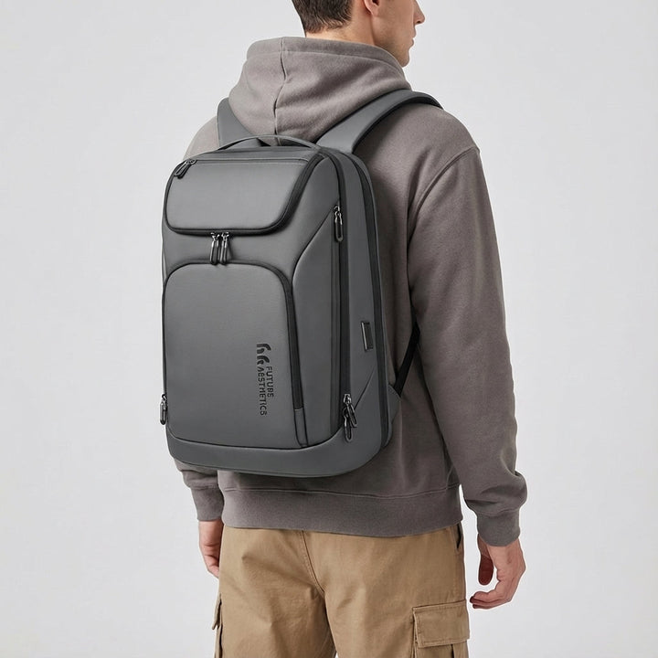 Närbild på den vattentäta ytan av ChargeRover ryggsäck. Håller din 17,3" laptop torr i alla väder.