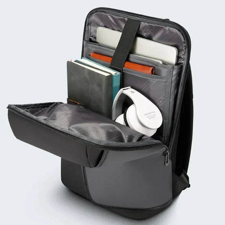 Rymlig svart datorryggsäck, vattentät och unisex, med flera fack för kontorsmaterial och laptop.