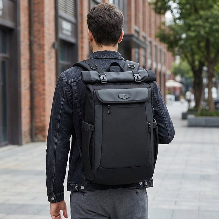 Svart Venturo 50L rolltop-ryggsäck för resor & vardag. Vattentät, rymlig med laptopfack för organiserad packning.