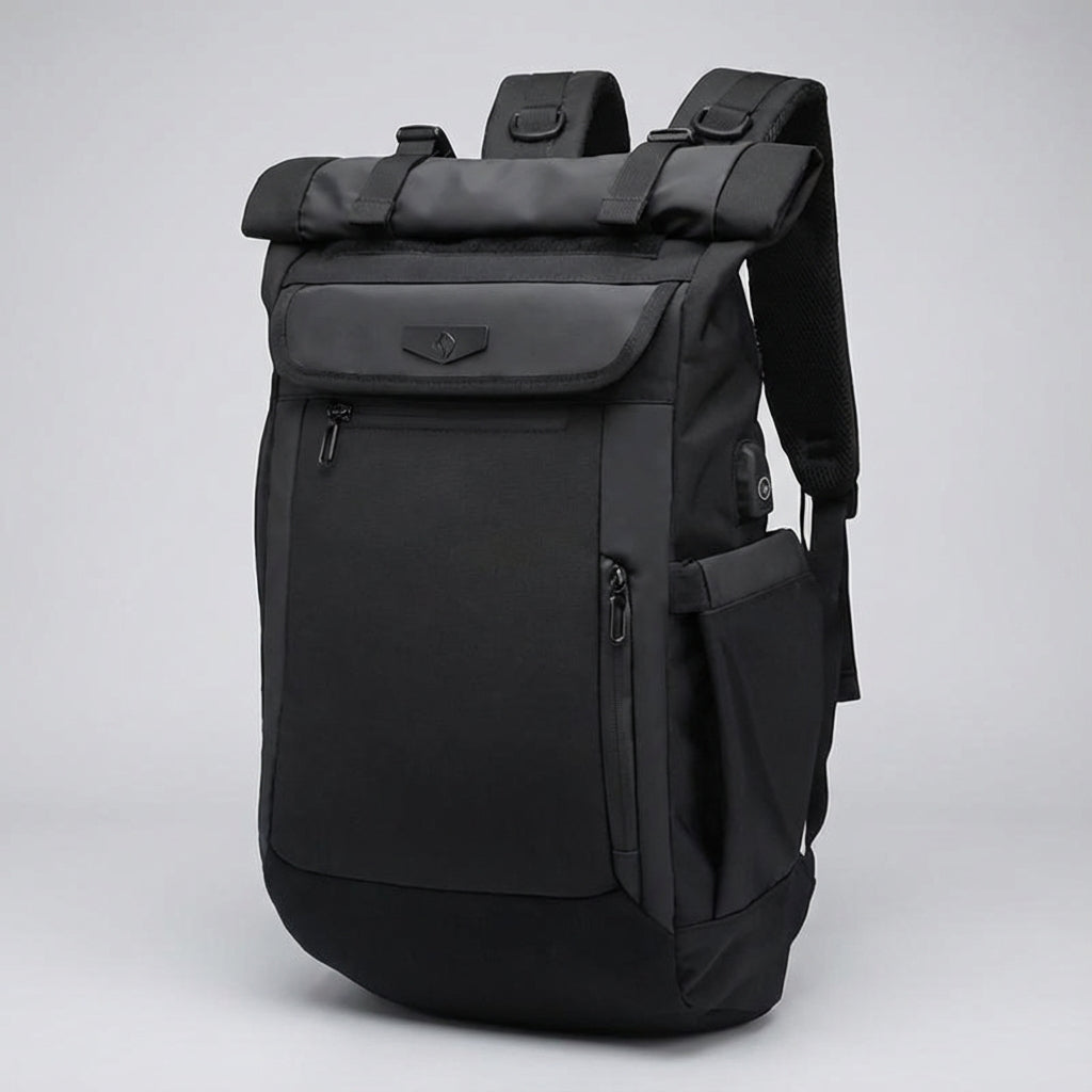 Mångsidig svart rolltop-ryggsäck 50L med flera fack. Perfekt för resor, pendling & organiserad packning av laptop.
