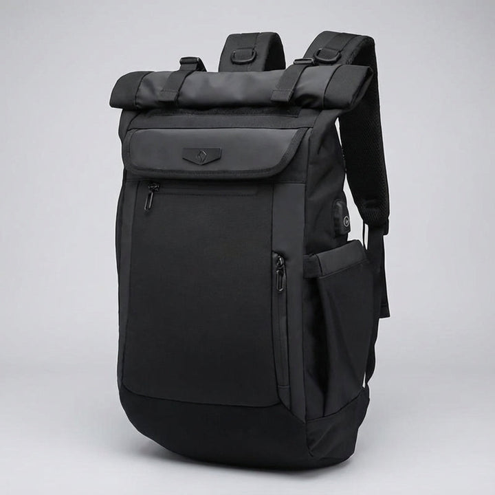 Mångsidig svart rolltop-ryggsäck 50L med flera fack. Perfekt för resor, pendling & organiserad packning av laptop.