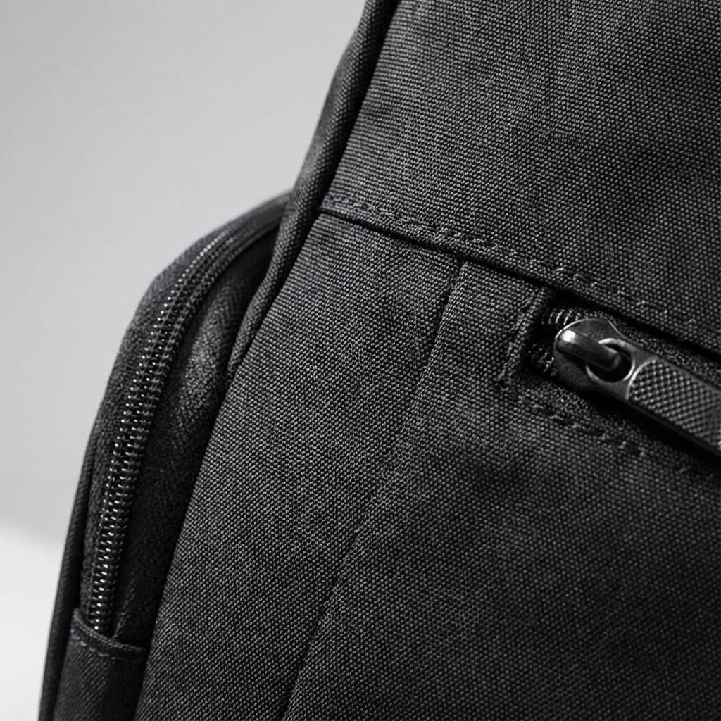 Robust 50L Venturo rolltop-ryggsäck i svart för pendling & vardag. Vattentät med säkert laptopfack & gott om plats.