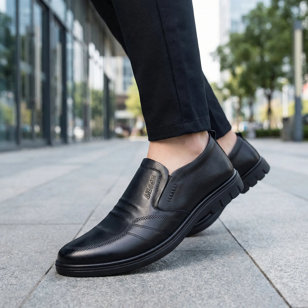 Svarta Adam herrskor med vadderad sula för komfort och stil. Perfekta kontors- & fritidsskor, lätta att slip-on.