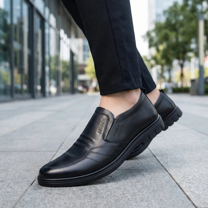 Svarta Adam herrskor med vadderad sula för komfort och stil. Perfekta kontors- & fritidsskor, lätta att slip-on.