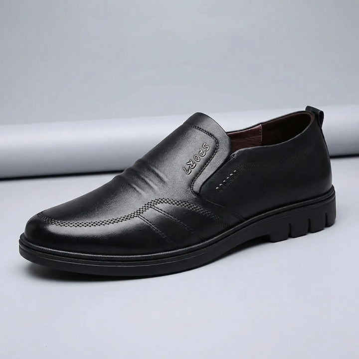 Stilrena Adam loafers i brunt, slip-on herrskor med bekväm vadderad sula. Idealiska för kontoret eller fritiden.