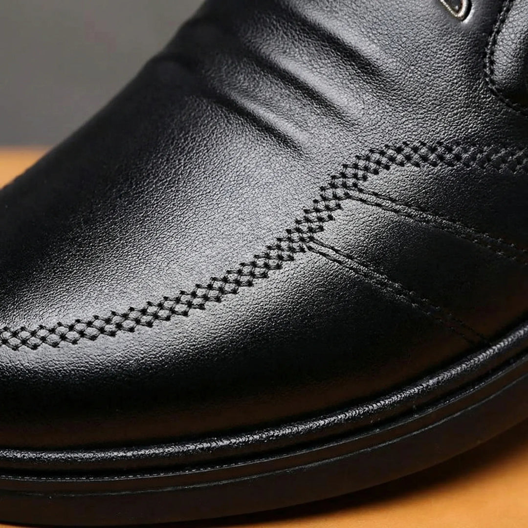 Svarta Adam slip-on herrskor med mjuk vadderad sula. Eleganta loafers som passar både till kostym och vardags.