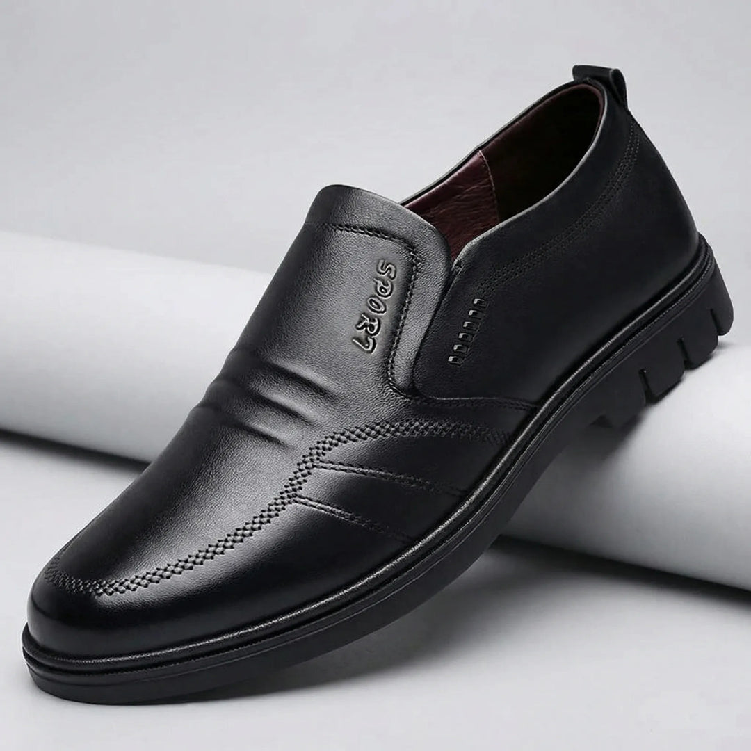 Närbild på Adam herrskor: vadderad sula för maximal komfort. Svarta, stilrena slip-on loafers för arbete & fritid.