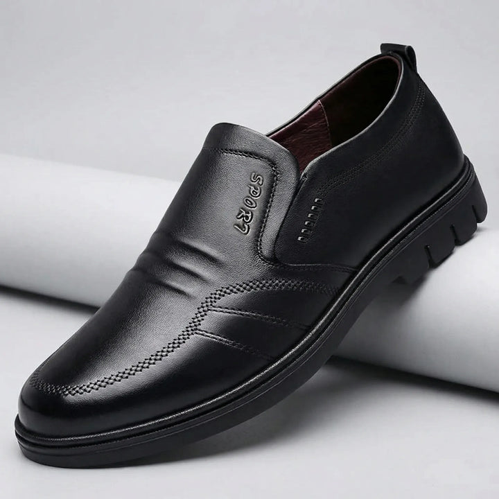 Närbild på Adam herrskor: vadderad sula för maximal komfort. Svarta, stilrena slip-on loafers för arbete & fritid.