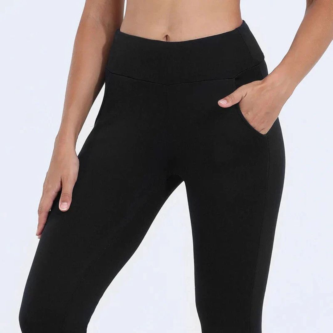 Närbild på mjukt, fodrat tyg på varma damleggings. Fodrade vintertights med hög midja för maximal komfort.