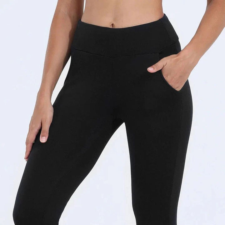 Närbild på mjukt, fodrat tyg på varma damleggings. Fodrade vintertights med hög midja för maximal komfort.
